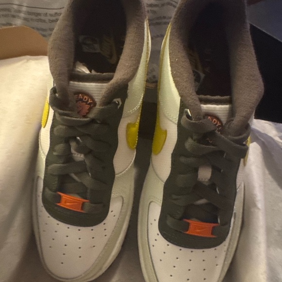 New in box Air Force 1 
Woman’s size 8 or 8.5, Youth Size 7 - Picture 3 of 3